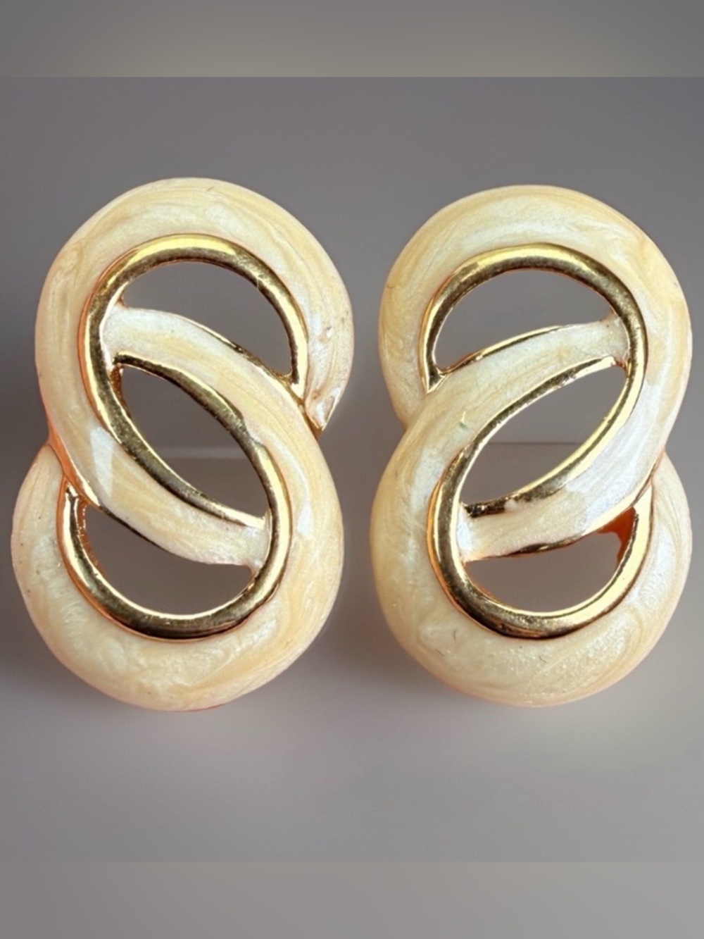 Vintage goldtone cream swirl enamel figure 8 infinity costume pierced earrings